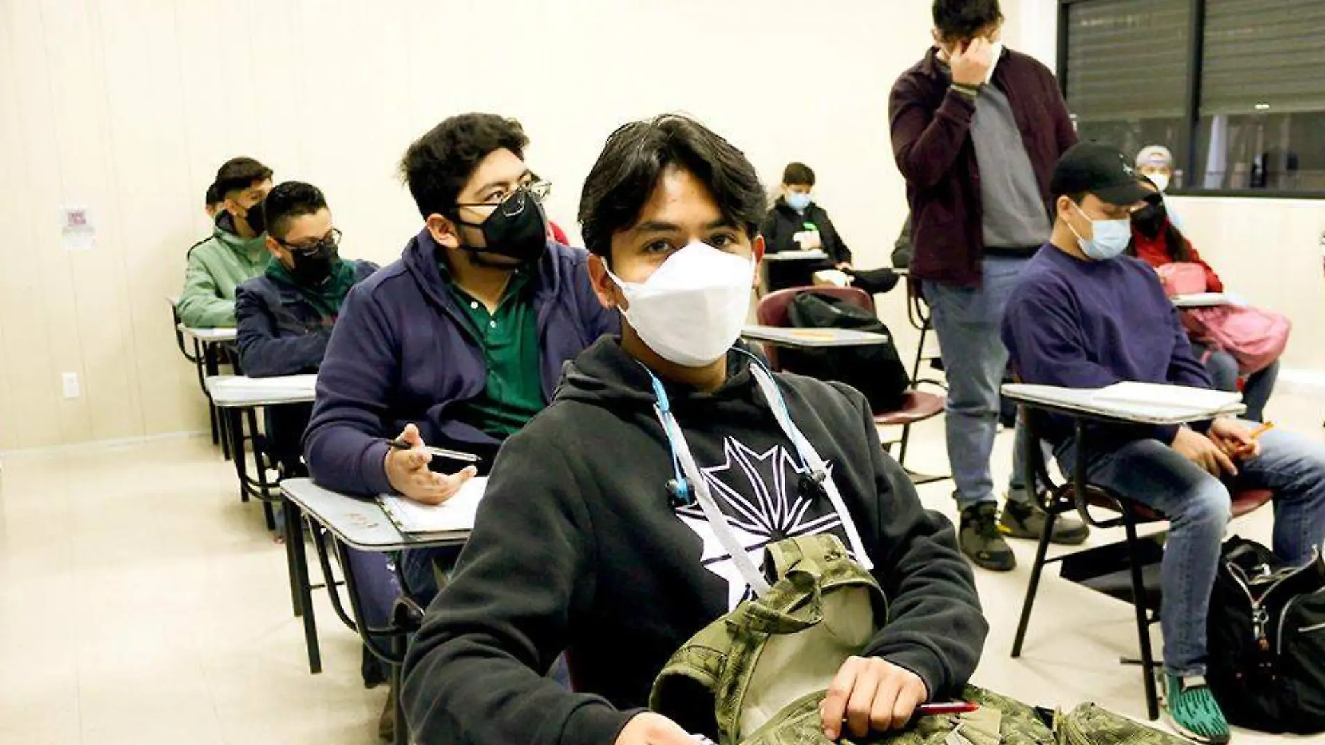 Jóvenes en salón de clases